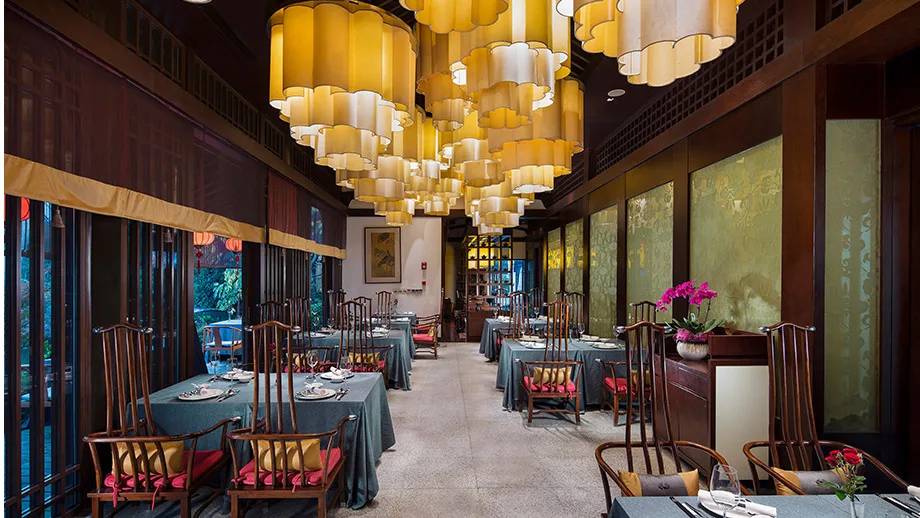 杭州西溪悅榕庄 Bai Yun 中餐廳的用餐區與燈籠