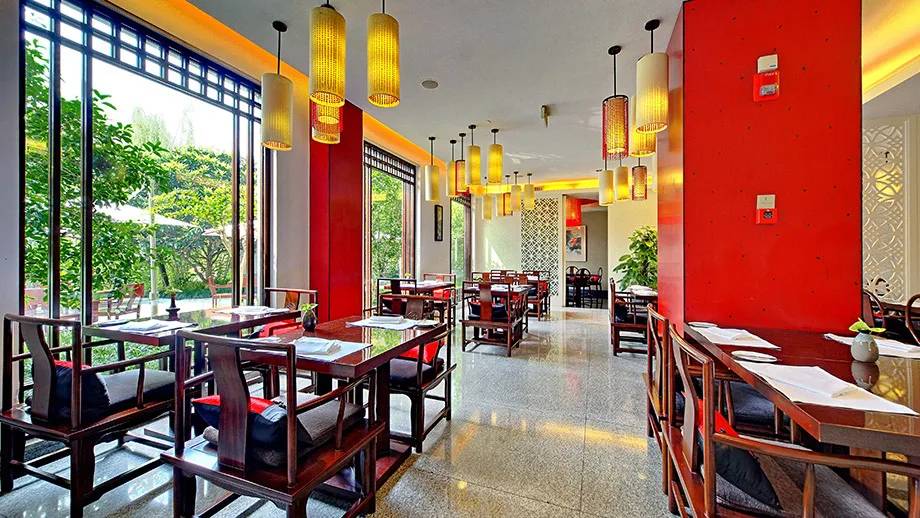 杭州西溪悅榕庄 Waterlight Court 全日餐廳的紅柱與座位