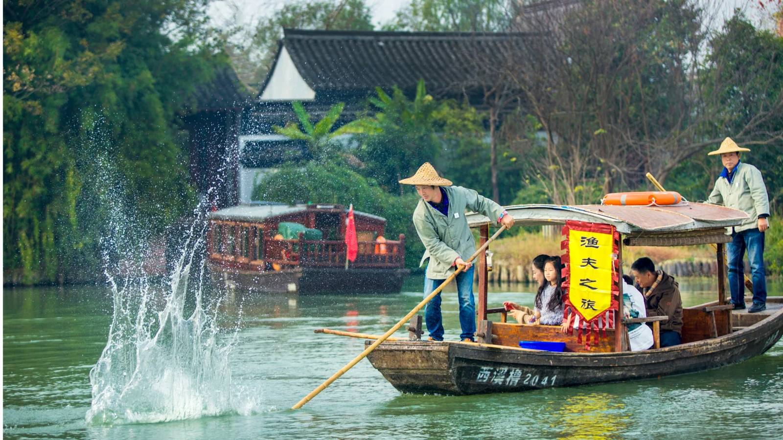 杭州西溪悅榕庄漁夫體驗,船夫在河道上撒網