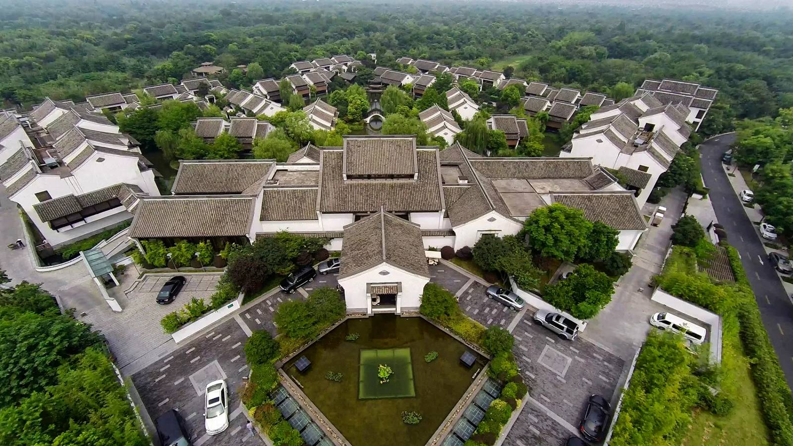 杭州西溪悅榕庄空拍,白牆黛瓦的建築群與中庭