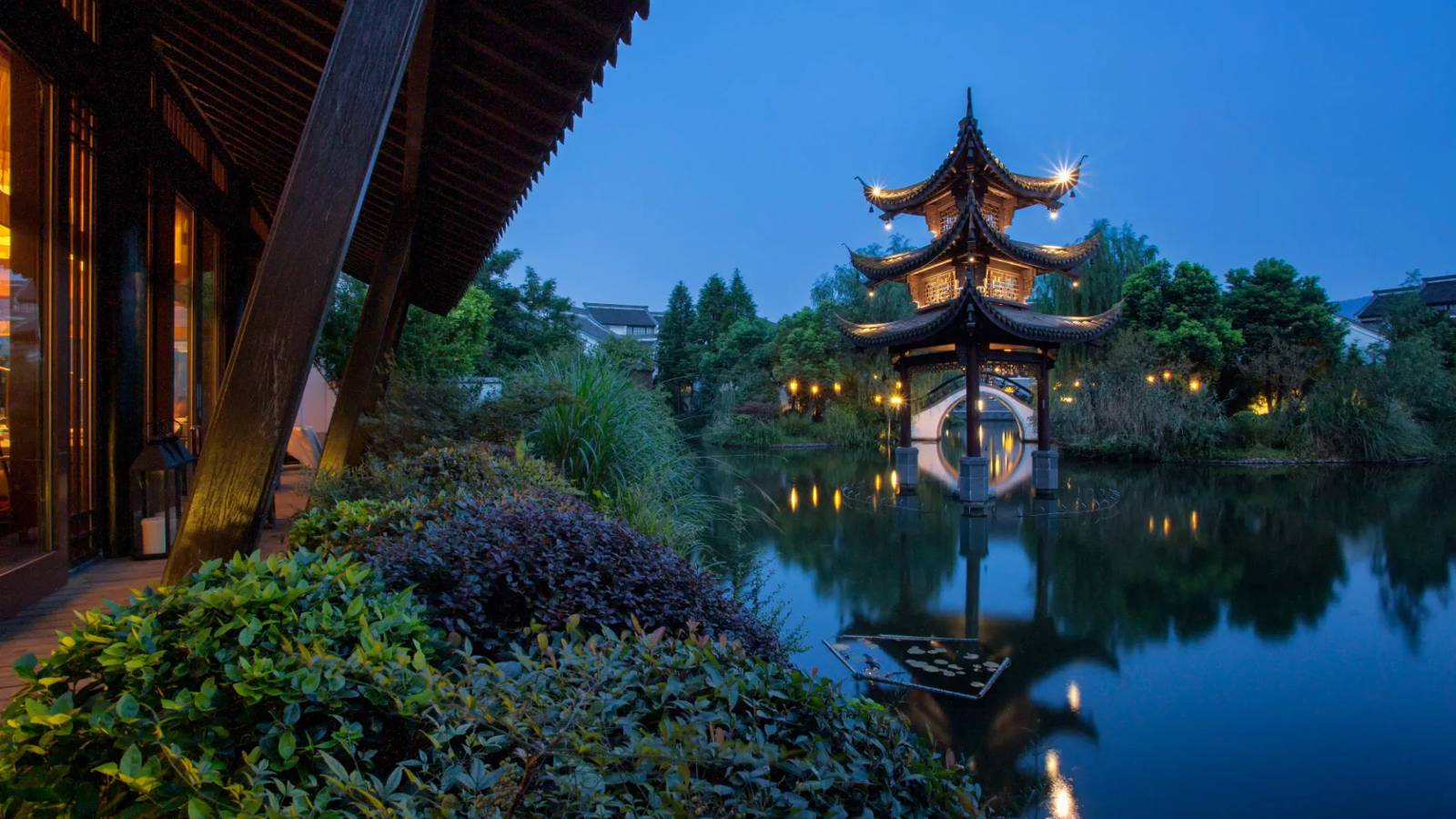 杭州西溪悅榕庄傍晚水邊亭閣與倒影