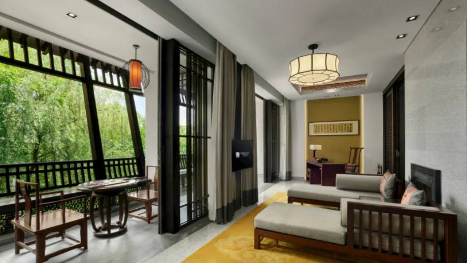 杭州西溪悅榕庄 Water Terrace Suite 客廳與濕地景陽台