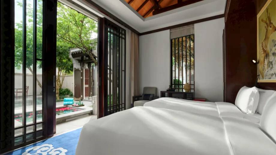 杭州西溪悅榕庄 Two-Bedroom Family Villa 臥室與庭院泡池