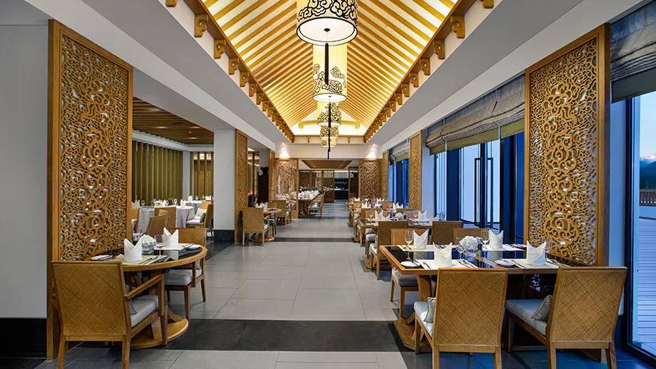 黃山悅榕庄明月全日餐廳的長形用餐廳