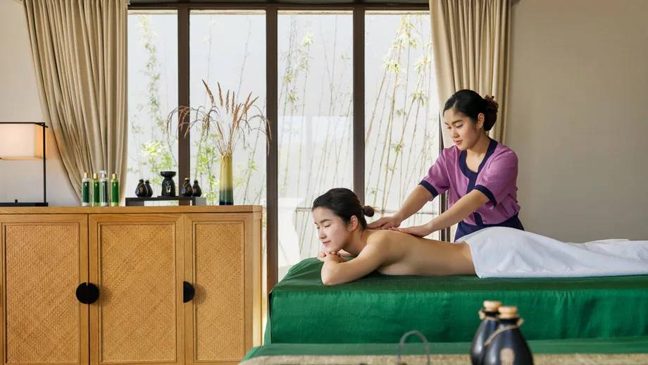 黃山悅榕庄 Spa 療程室內的按摩療程