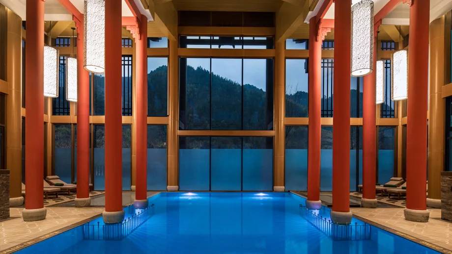 黃山悅榕庄室內泳池與紅色廊柱
