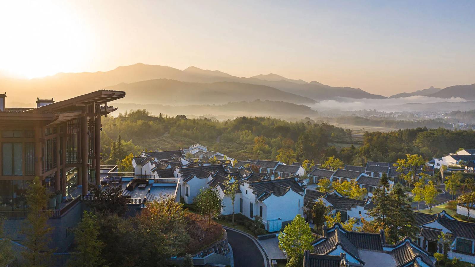 黃山悅榕庄徽派村落建築與晨光山景