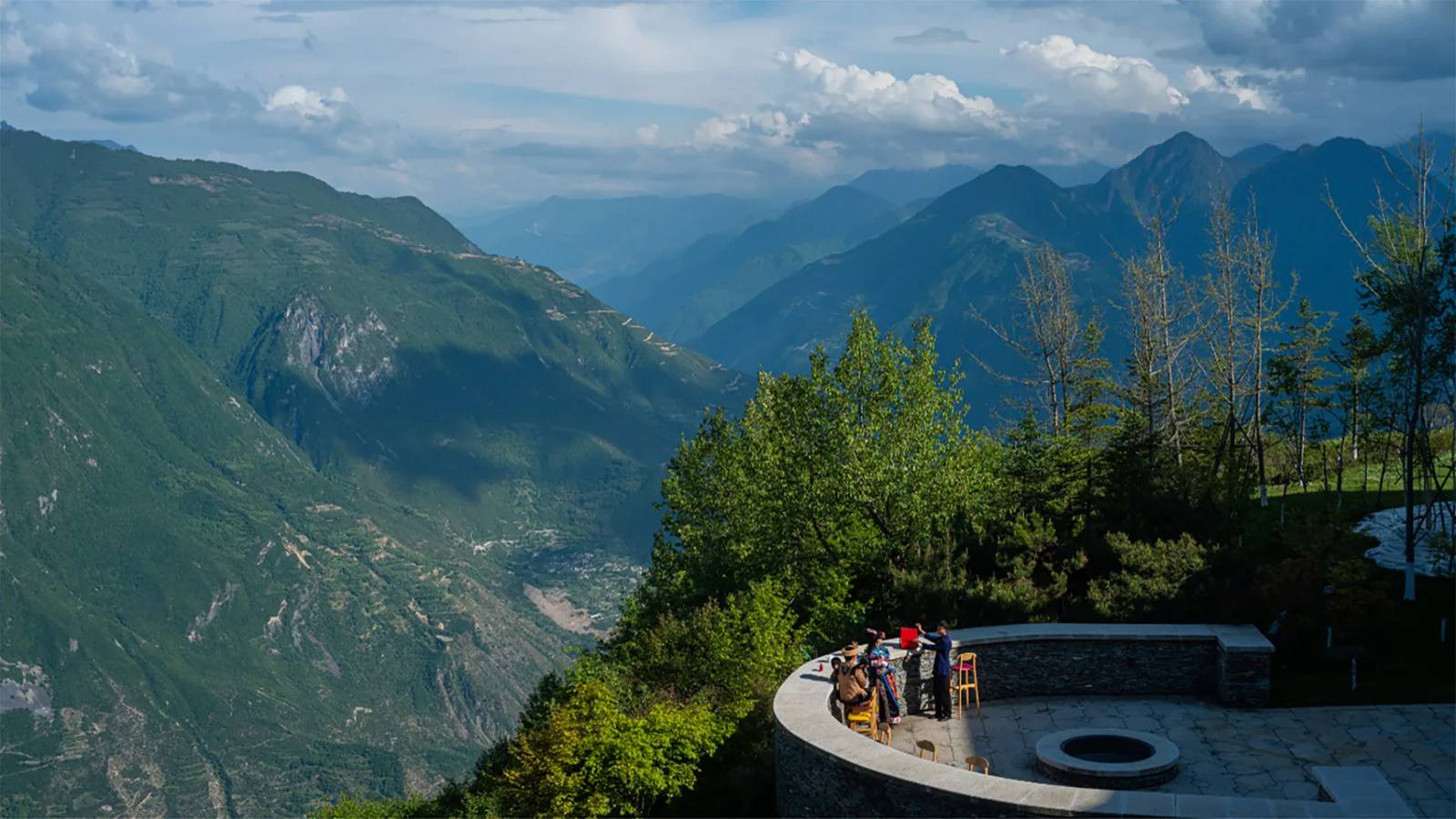 九寨溝悅榕庄戶外看出去的山谷與群山