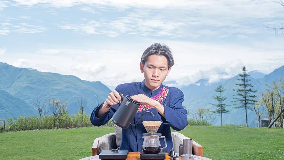 九寨溝悅榕庄草坪上的手沖咖啡體驗