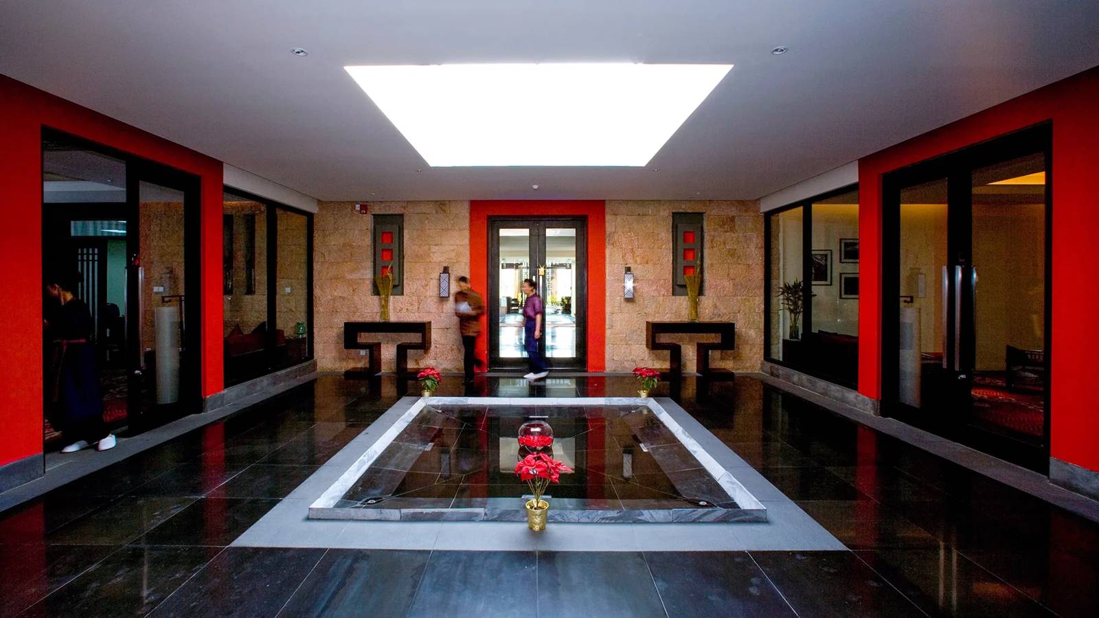 麗江悅榕庄 Spa 紅牆療程空間與方形水池