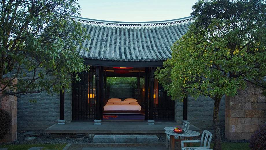 麗江悅榕庄 Wellbeing Jet Pool Villa 的私人庭院與臥室