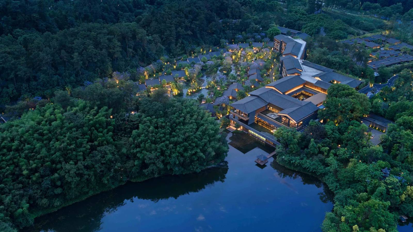 峨眉山悅榕庄夜間空拍,林間建築與湖面