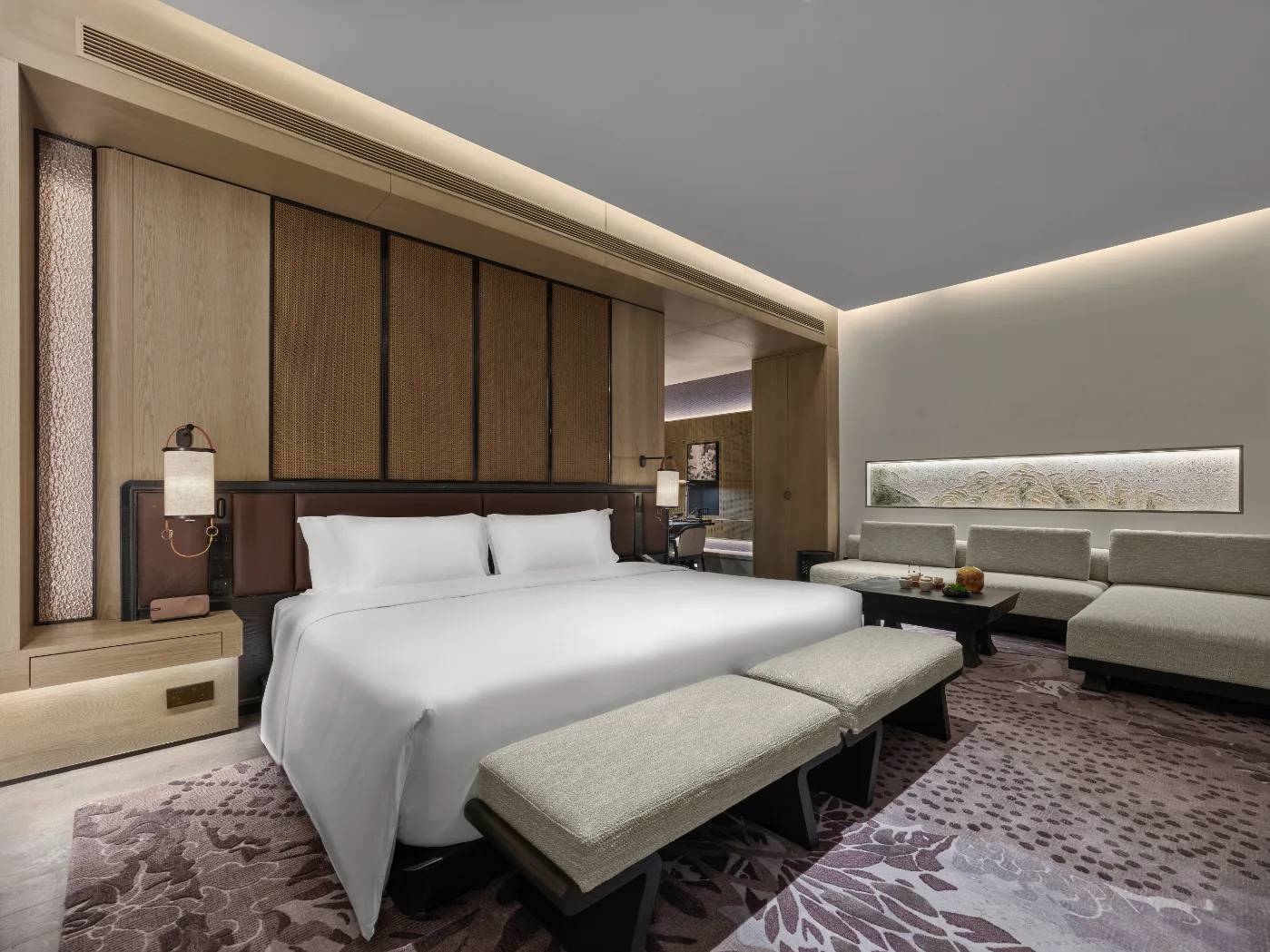 峨眉山悅榕庄 Mountain View Room 的大床與起居區