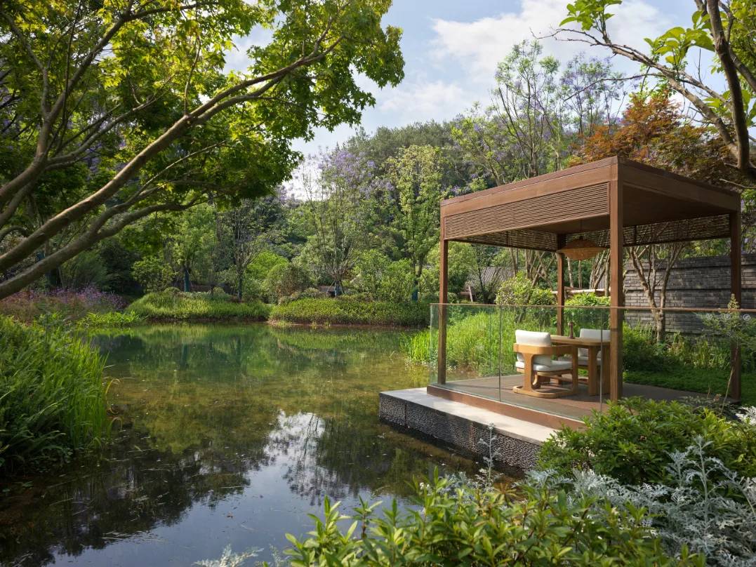 峨眉山悅榕庄 Lakeside Villa 庭院水池旁的木涼亭