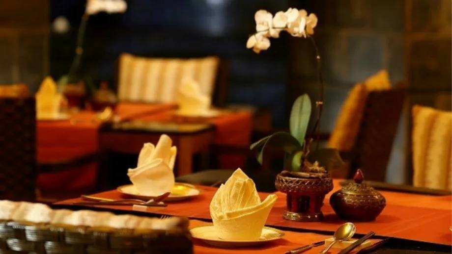 三亞悅榕庄明月餐廳的餐桌擺設