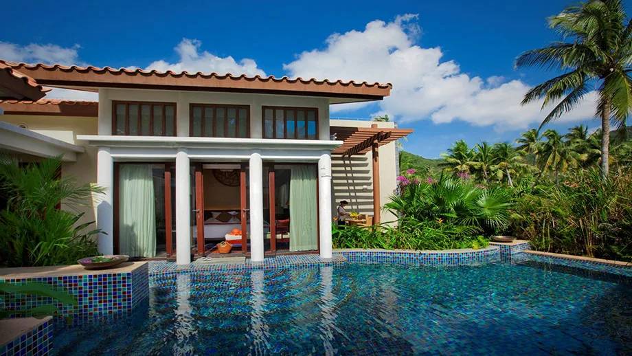 三亞悅榕庄 Deluxe Lagoon Pool Villa 的私人泳池與別墅外觀