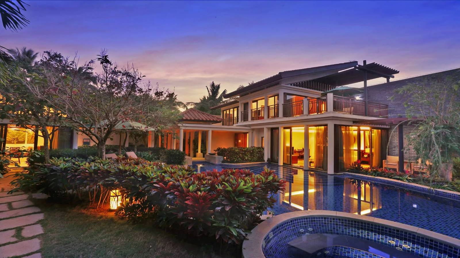 三亞悅榕庄 Luhuitou Two-Bedroom Pool Villa 傍晚的別墅與泳池