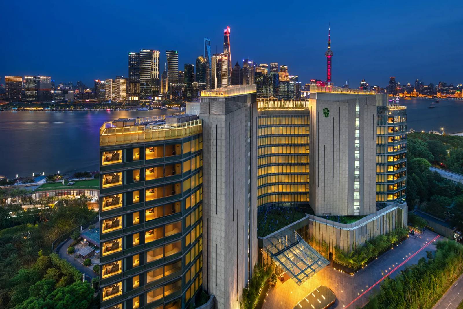 上海外灘悅榕庄入夜後的大樓外觀與江景