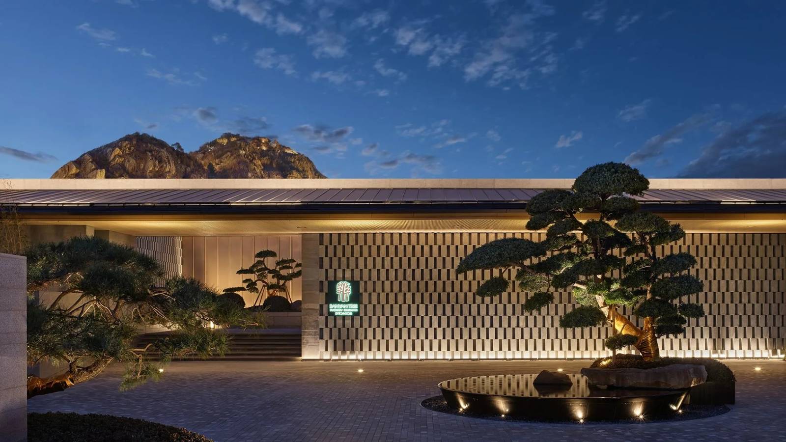 蘇州獅山悅榕庄夜晚的入口與松樹造景