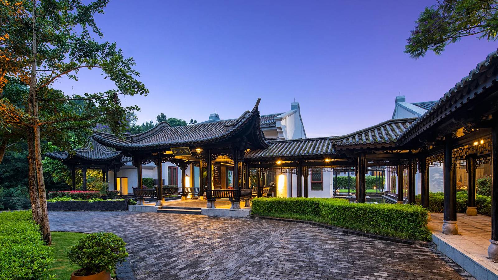騰衝悅榕庄黃昏時的中式入口建築