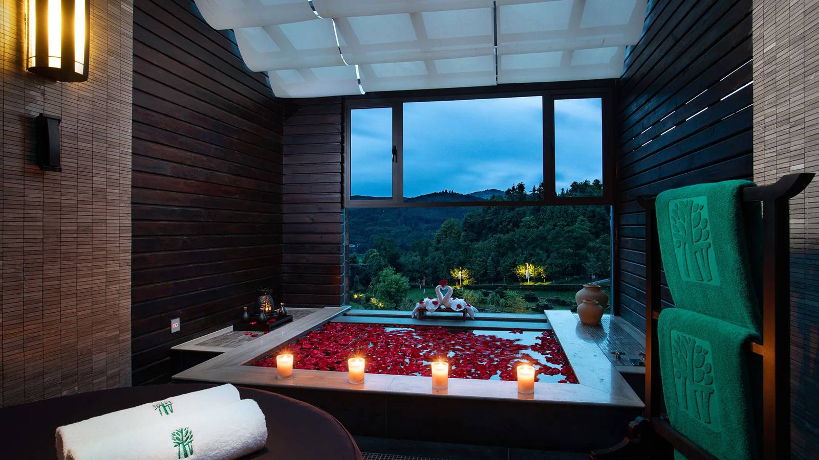 騰衝悅榕庄 Hot Spring Retreat 窗邊的私人溫泉浴池