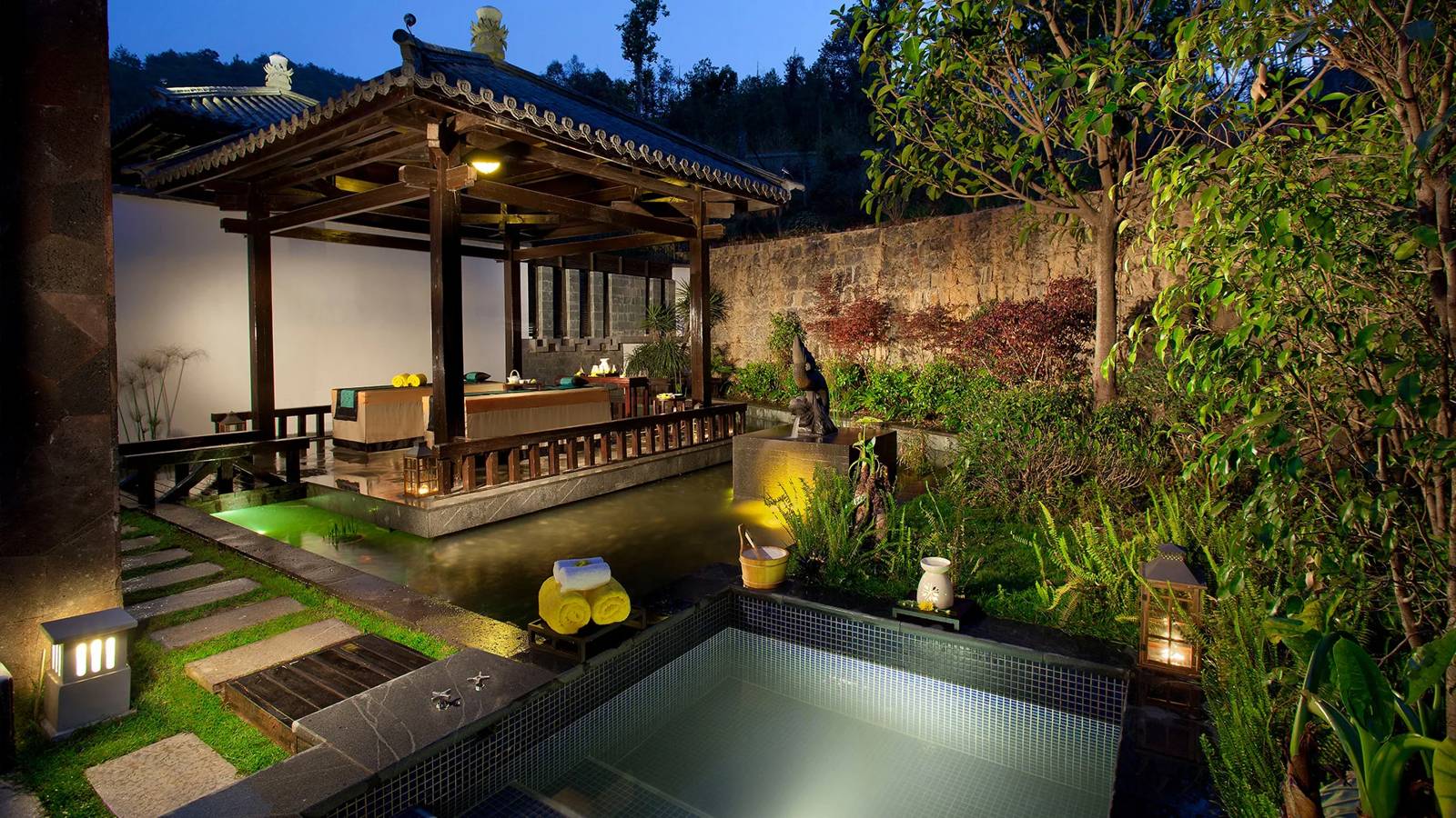騰衝悅榕庄 Hot Spring Garden Villa 夜晚的庭院與溫泉池