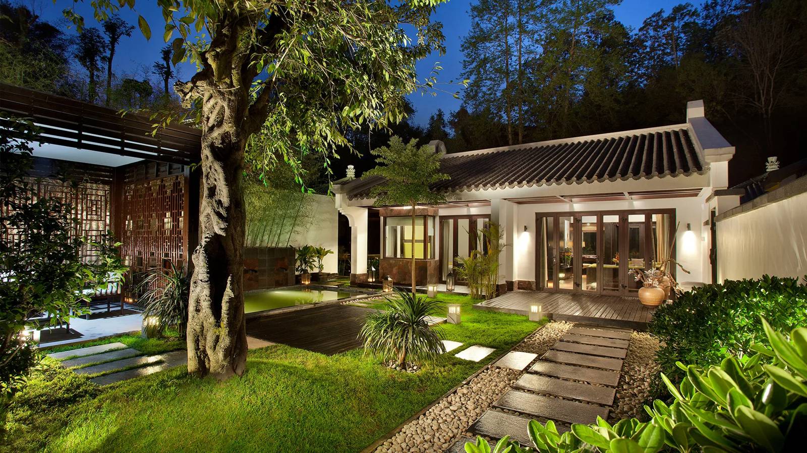 騰衝悅榕庄 Hot Spring Pool Villa 的庭院與別墅外觀
