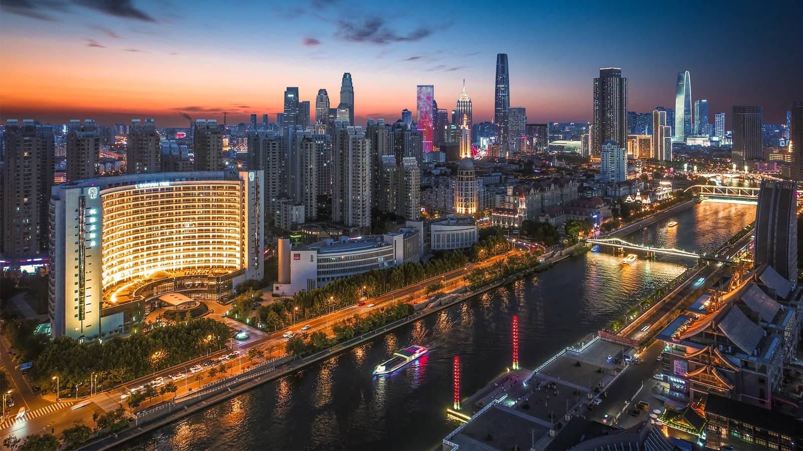 天津海河悅榕庄弧形大樓與海河傍晚景色