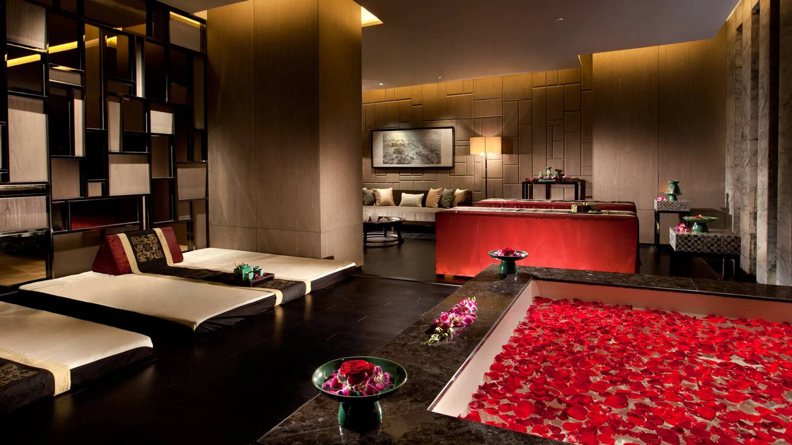 天津海河悅榕庄 Spa 療程室的花瓣浴池