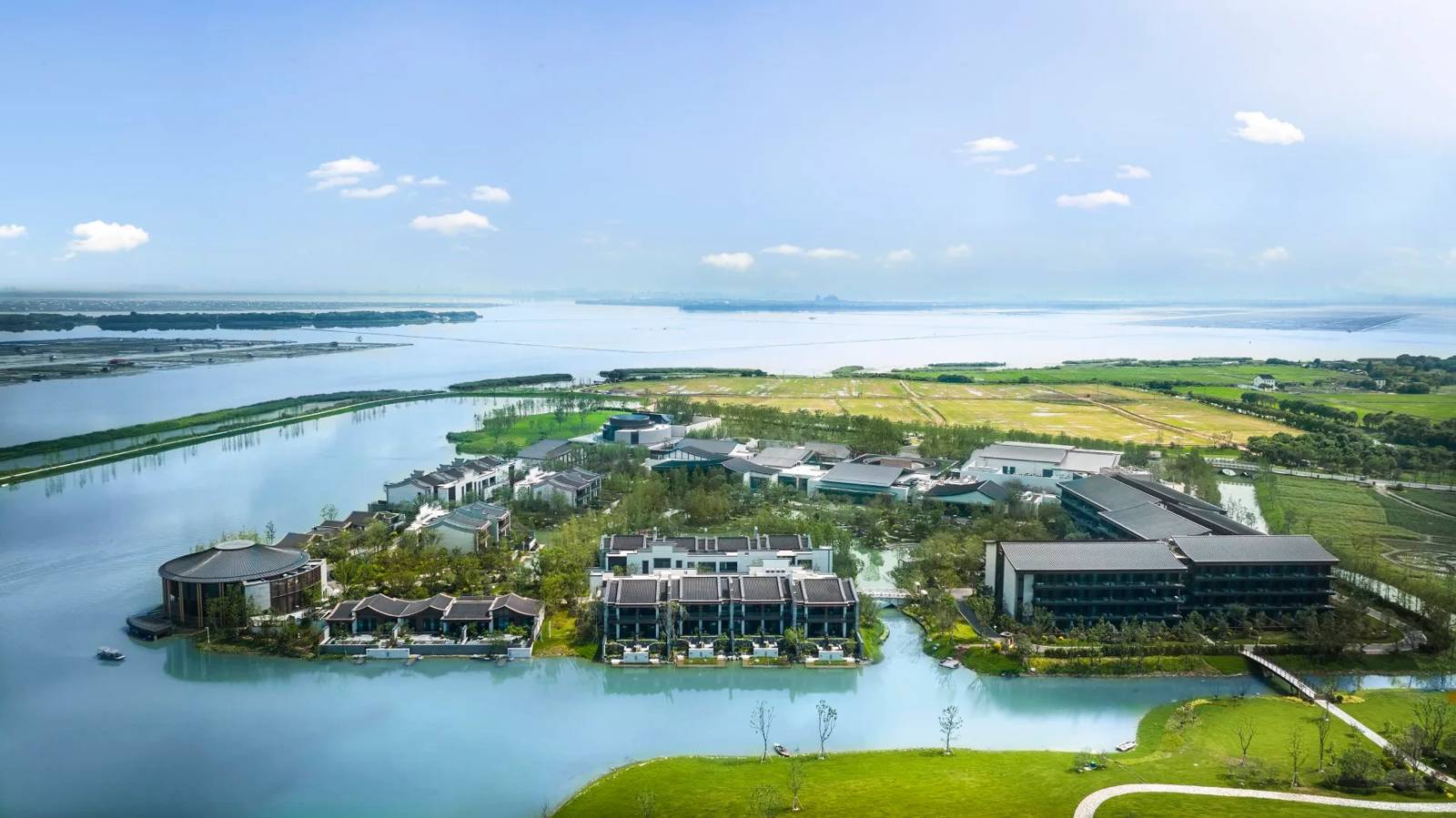 陽澄湖悅榕庄空拍,湖岸邊的度假村與遠方湖面