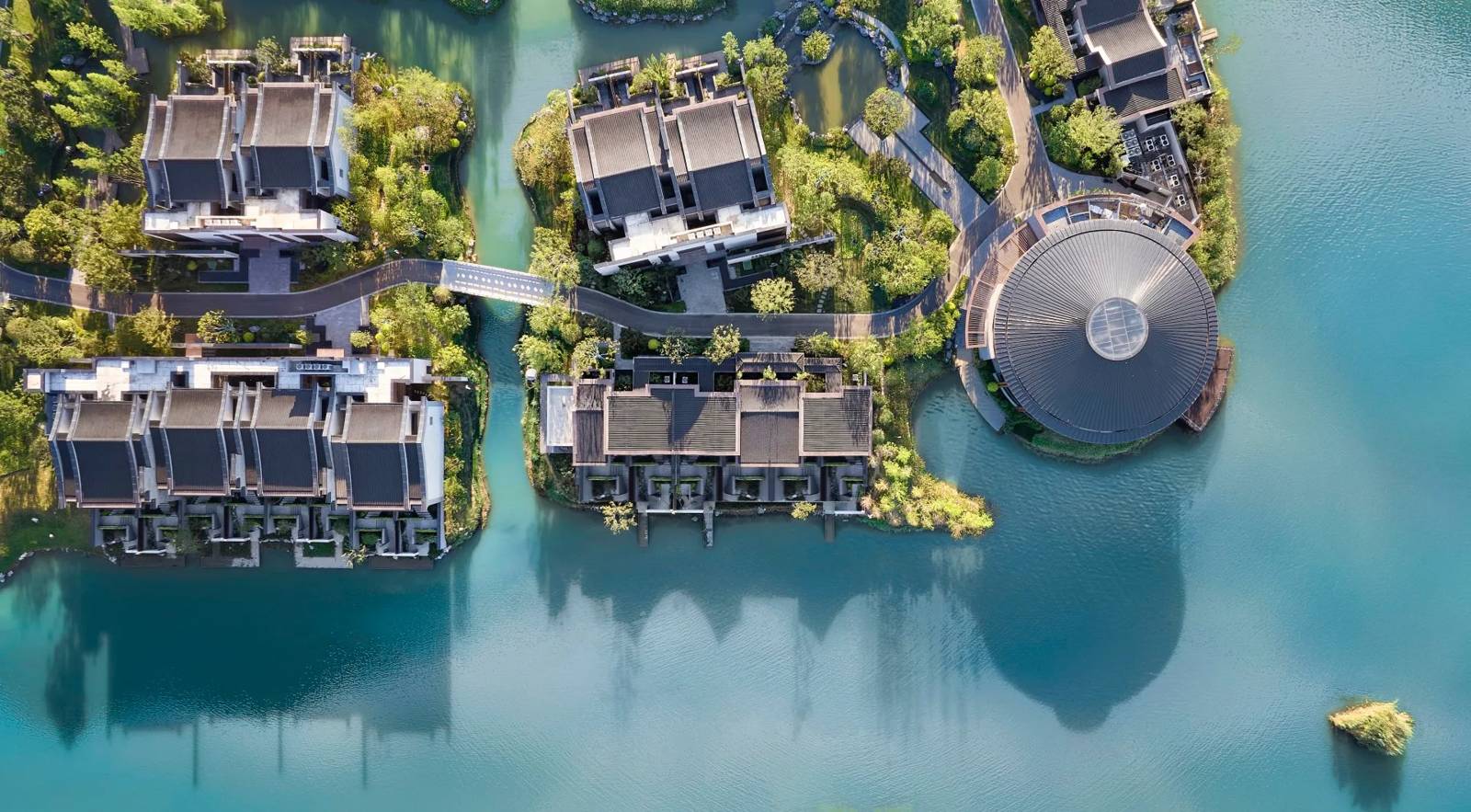 陽澄湖悅榕庄空拍,水道間的別墅群與圓頂建築