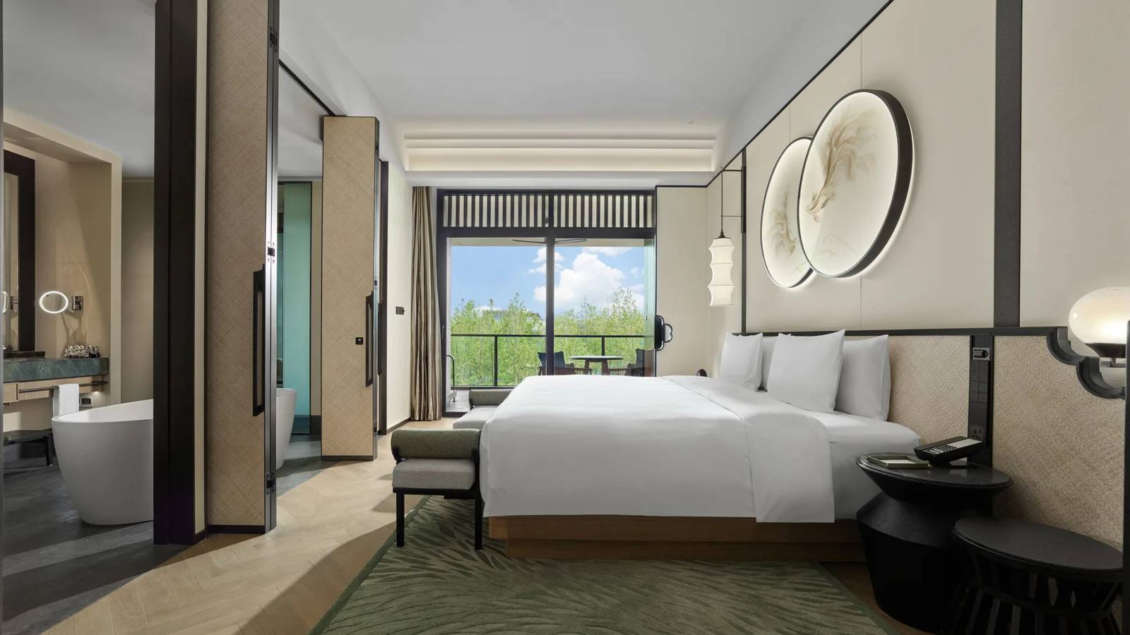 陽澄湖悅榕庄 Lagoon View Pool Room 的大床與圓形壁飾