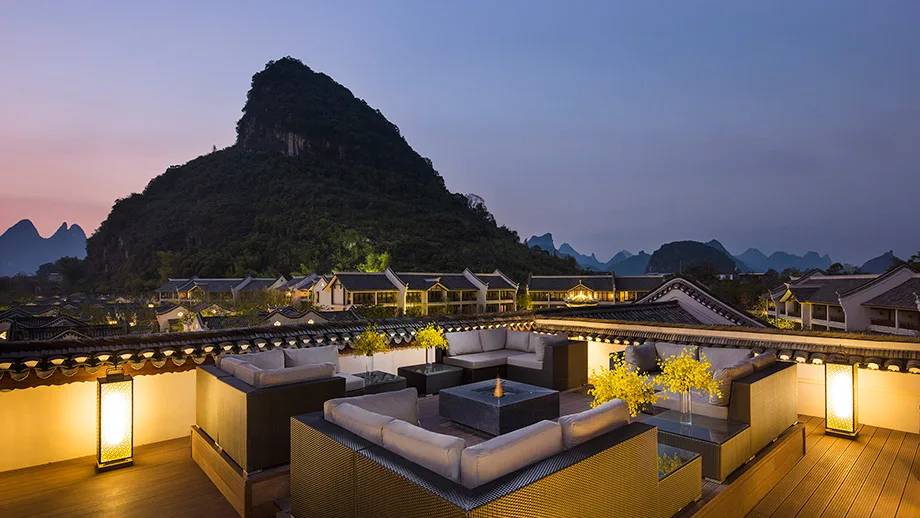 陽朔悅榕庄清風大堂酒廊的戶外露台與山景夜色