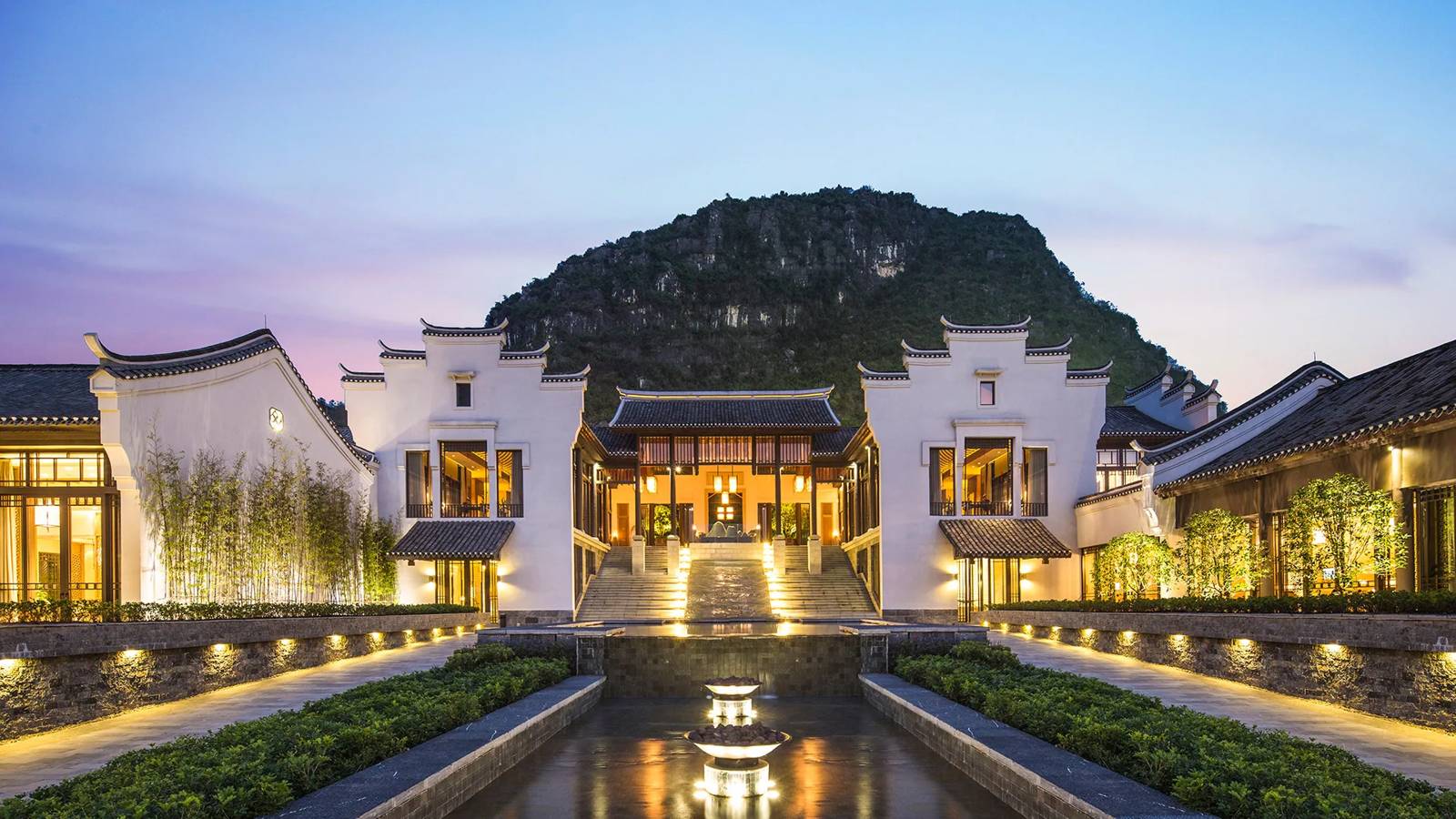 陽朔悅榕庄白牆黛瓦的入口建築與倒影水池夜景