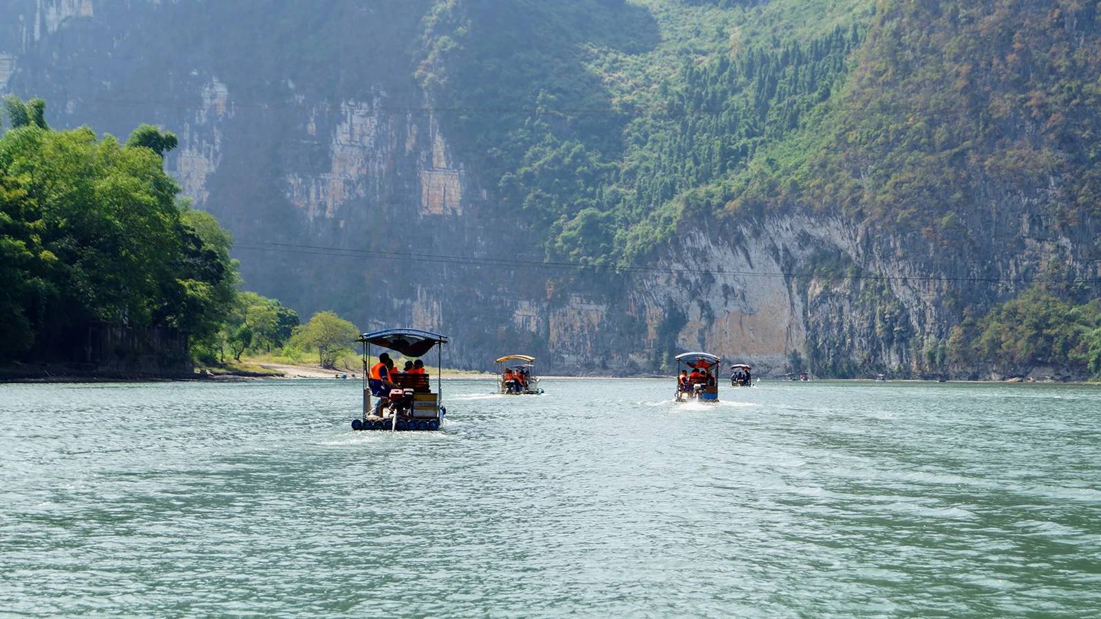 漓江上的遊船與兩岸山峰(目的地參考)