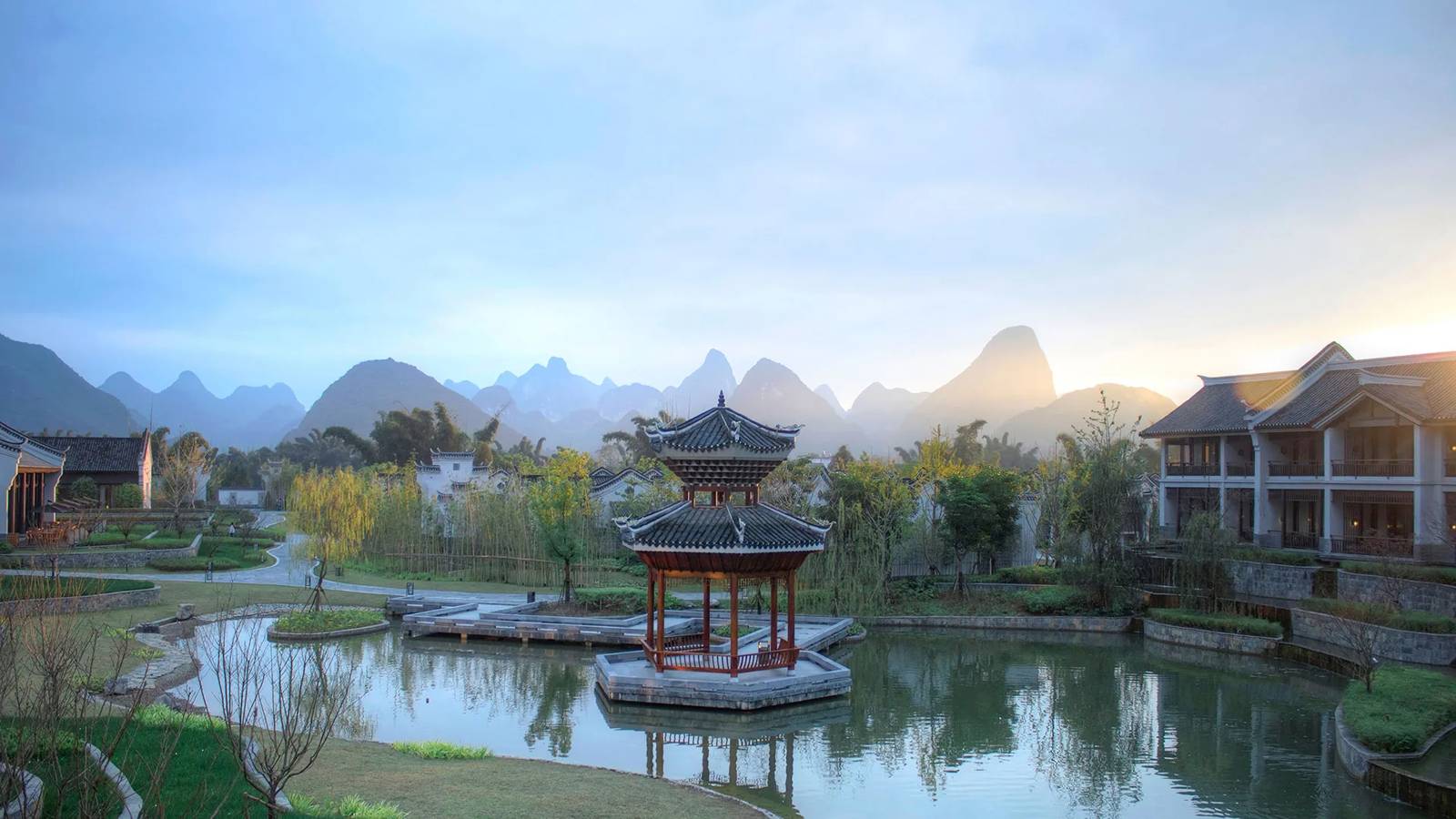 陽朔悅榕庄湖面上的中式涼亭與後方山景