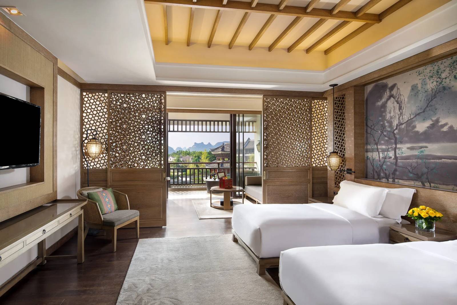 陽朔悅榕庄 Pagoda Lake Suite 的兩張單人床與窗外湖景