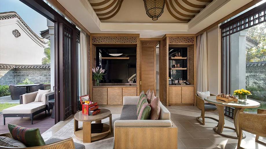 陽朔悅榕庄 Imperial Retreat Villa 的客廳與庭院落地門