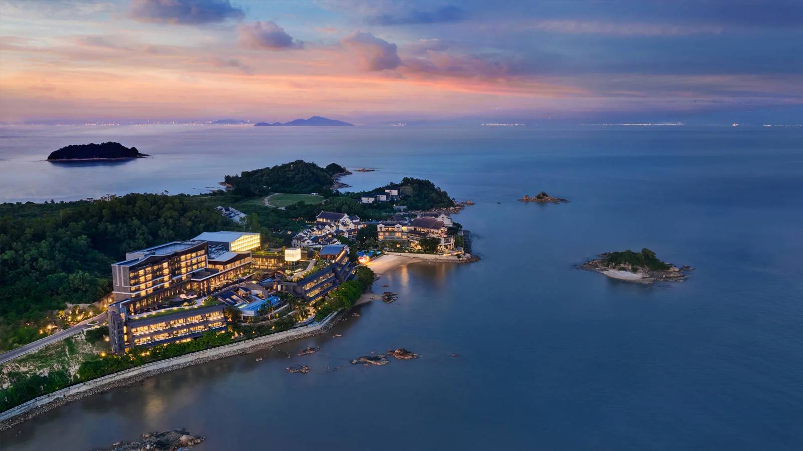 珠海鳳凰灣悅榕庄臨海建築與海灣小島的傍晚空拍