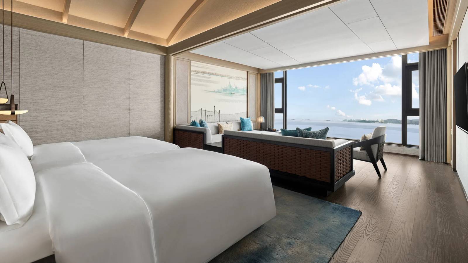 珠海鳳凰灣悅榕庄 Ocean View Onsen Twin 的兩張床與海景窗