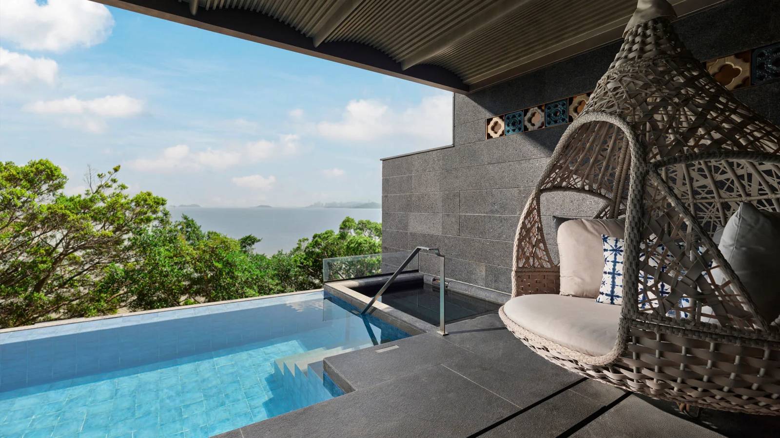 珠海鳳凰灣悅榕庄 Ocean View Onsen Pool Suite 陽台的私人泳池與吊椅