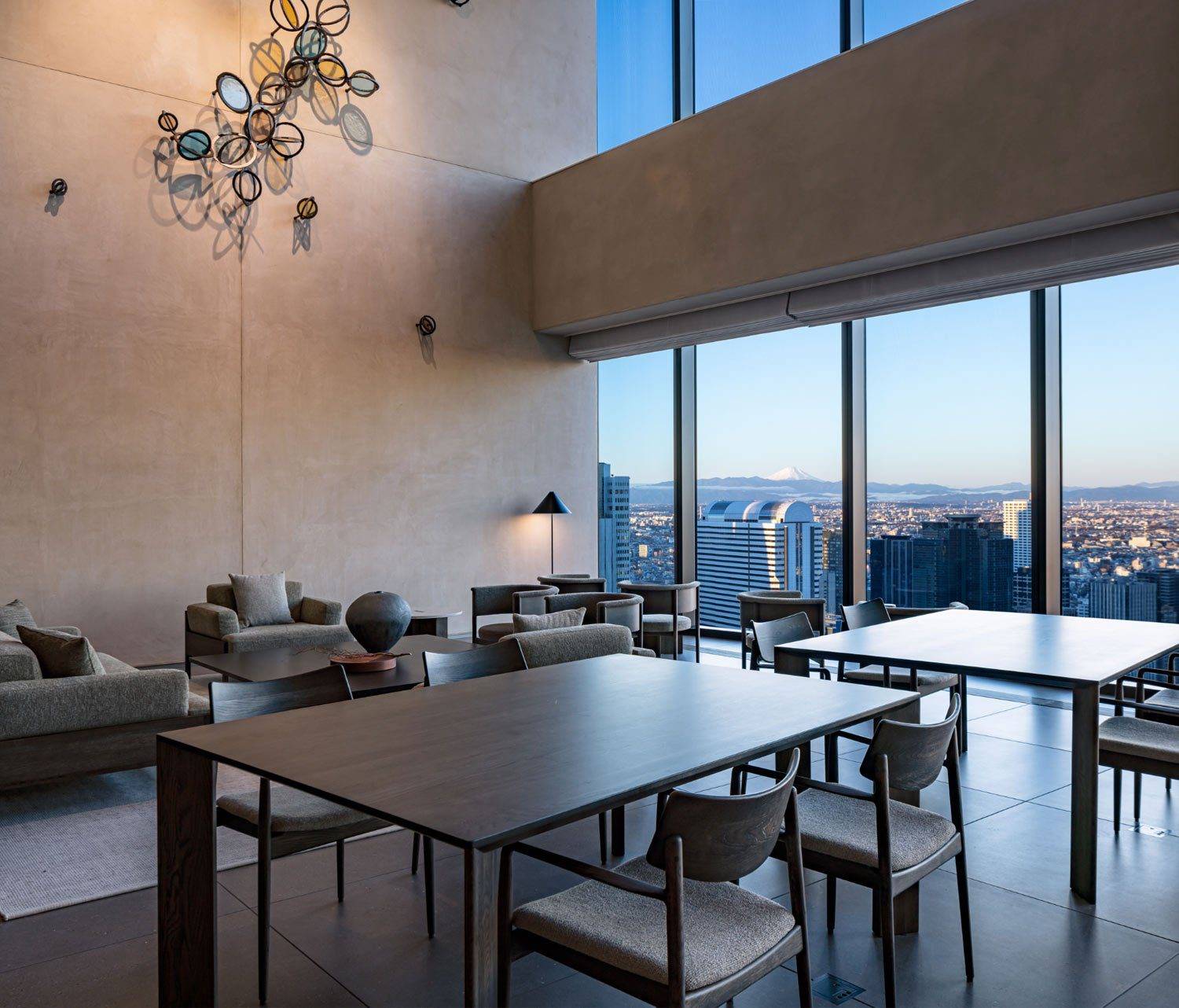 BELLUSTAR TOKYO 46 樓住客 Lounge 挑高座位區