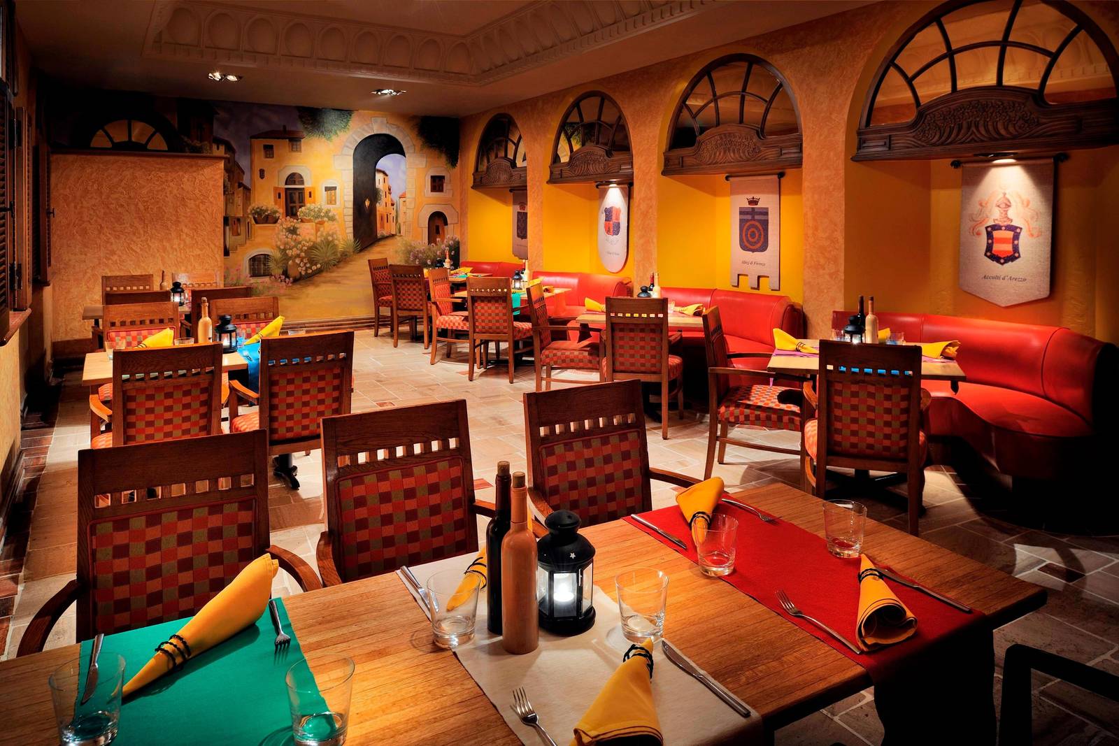 開羅萬豪酒店 Ristorante Tuscany 義大利餐廳的拱窗壁畫與餐桌