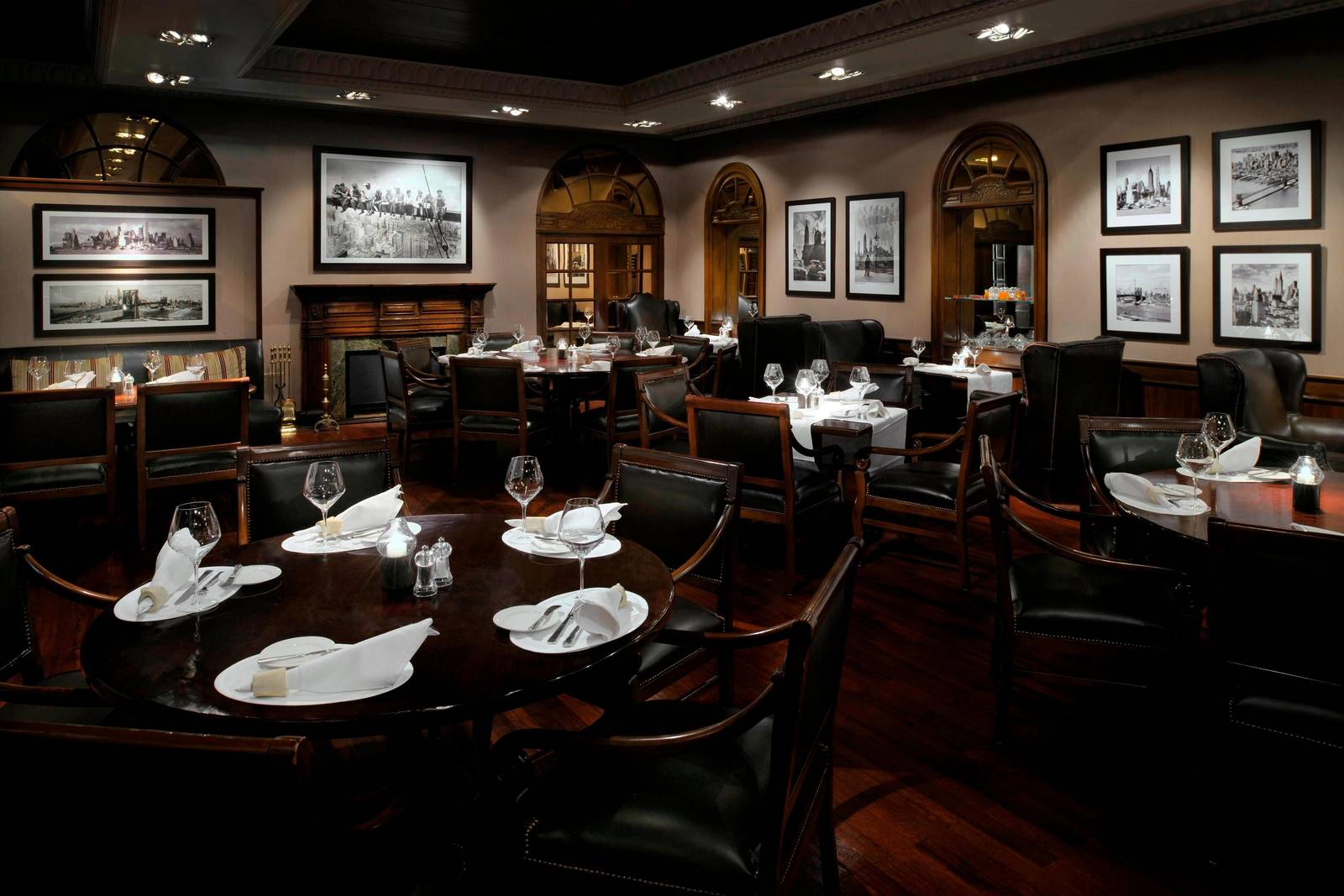 開羅萬豪酒店 JW Steakhouse 牛排館掛著黑白老照片的用餐區