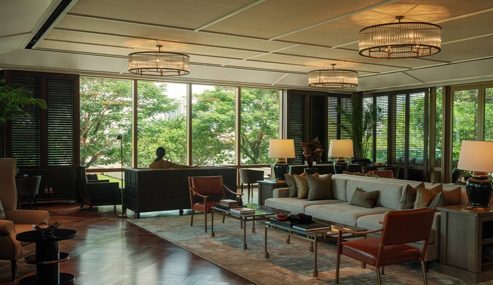曼谷嘉佩樂酒店 Living Room 的沙發與落地窗