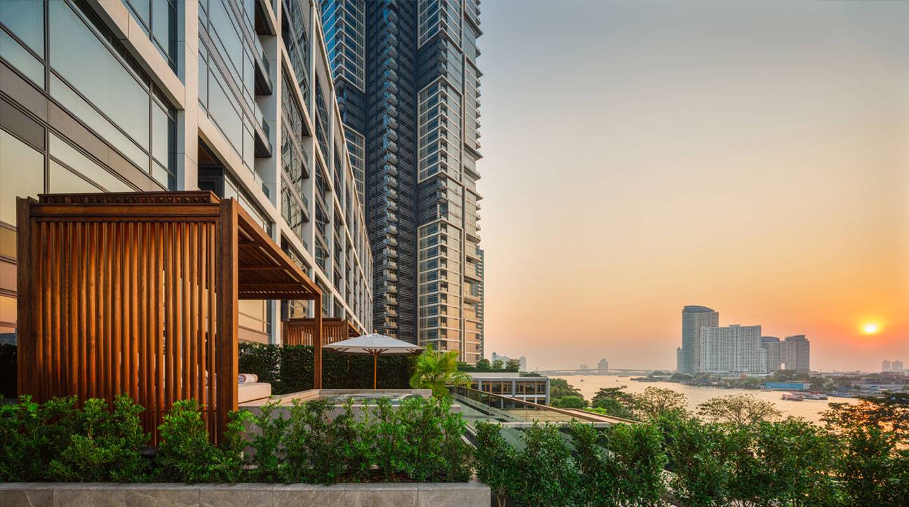 曼谷嘉佩樂酒店河畔露台望向湄南河的夕陽