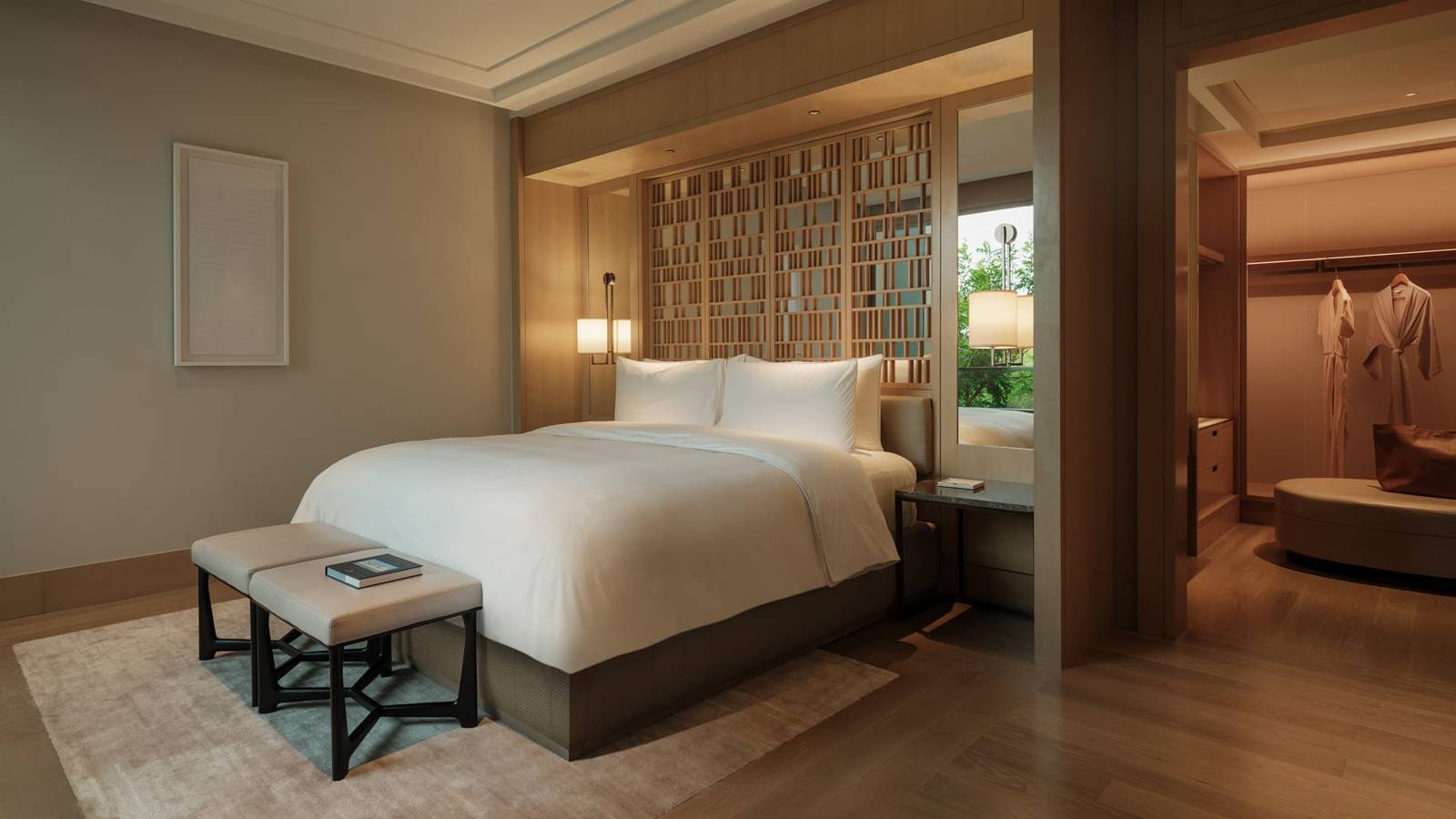 曼谷嘉佩樂酒店 Courtyard Suite 的臥室與起居區
