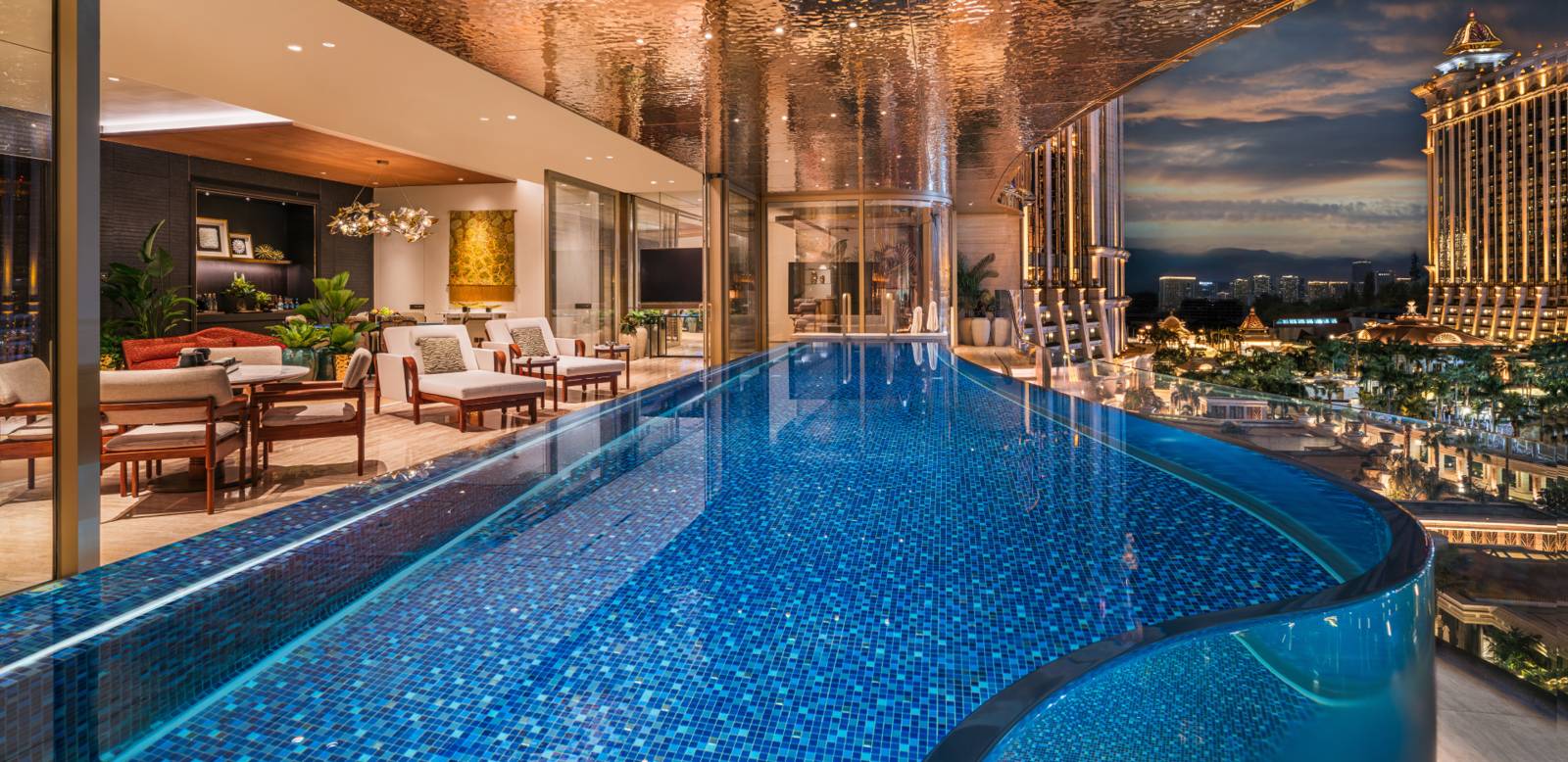 澳門銀河嘉佩樂酒店 Four Bedroom Capella Penthouse 的無邊際泳池與路氹夜景