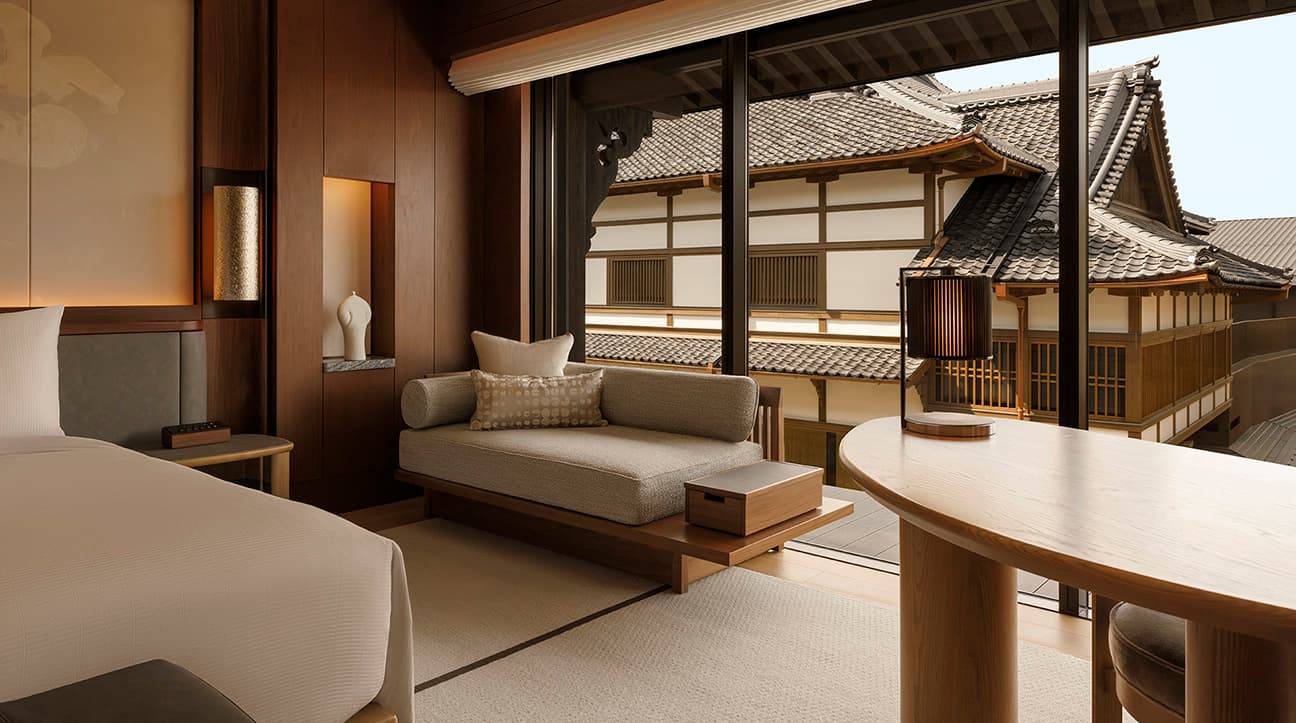 京都嘉佩樂酒店 Premier Theatre Room 窗外的歌舞練場