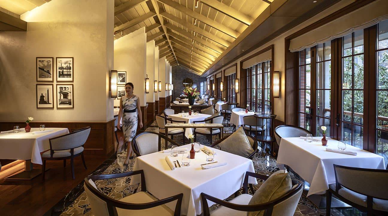 上海建業里嘉佩樂酒店 Le Comptoir de Pierre Gagnaire 的長型用餐區